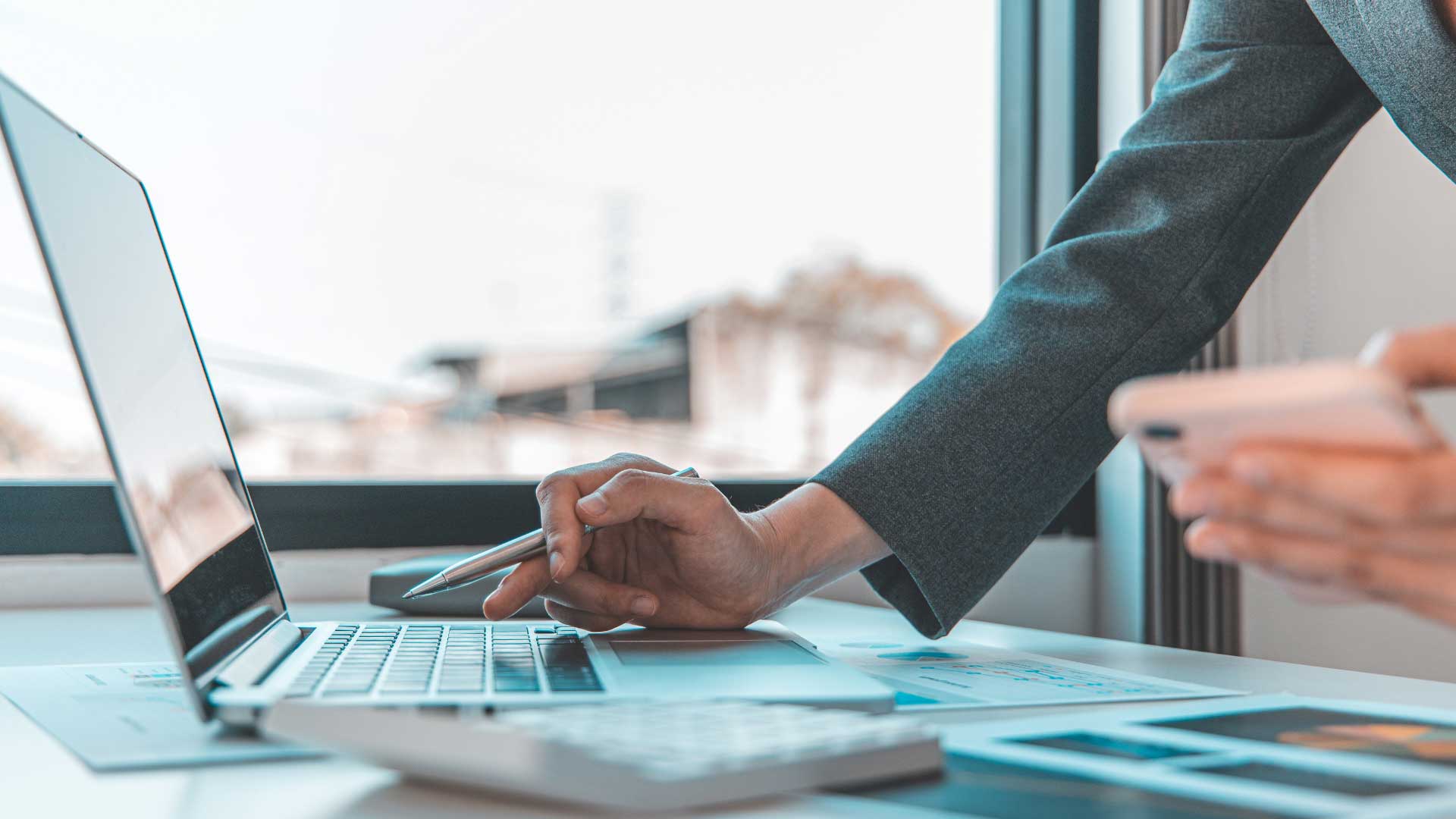 business-laptop-hand